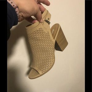 Super CUTE tan open toe heel